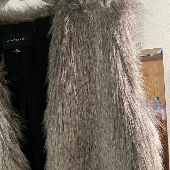 Ann Taylor Mob wife faux fur vest. Longer length style. Size L - Picture 5 of 5